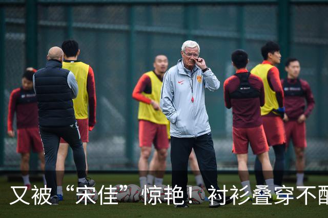 又被“宋佳”惊艳！衬衫叠穿不配裤子乐福鞋，这样打扮更时尚显贵